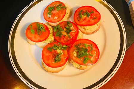 Бутерброды с помидором, сыром и чесноком