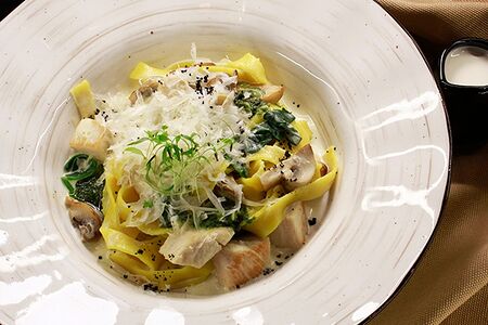 Фетучини с курицей, грибами и пармезаном