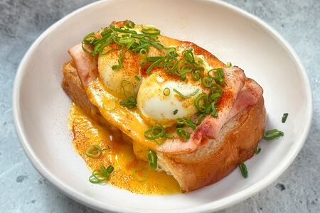 Бенедикт с пастрами из индейки