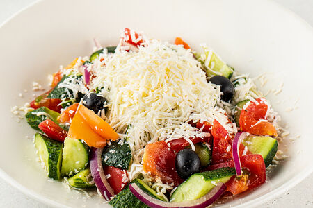 Шопский салат с брынзой, печеным сладким перцем, томатами, огурцами