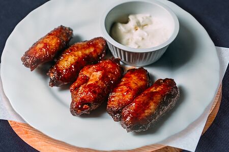 Куриные крылья в соусе барбекю