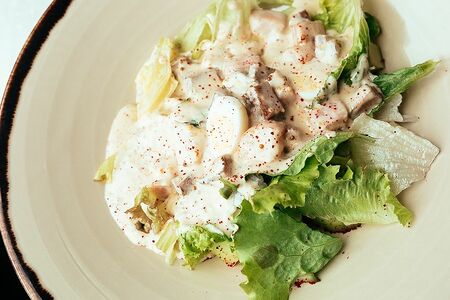 Теплый салат с жареным языком и грудинкой