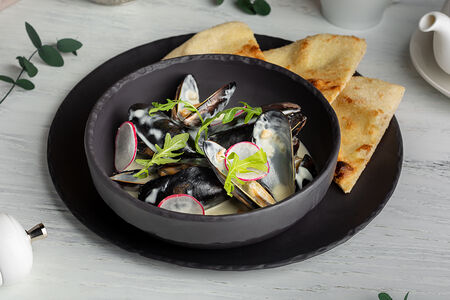 Мидии в соусе блю чиз с тартином