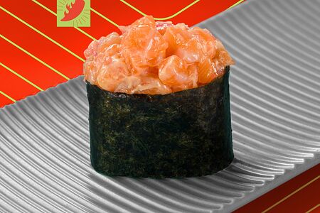 Гункан с лососем спайси