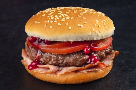 Биг брусничный бургер