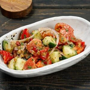 Салат овощной по-грузински с ореховой заправкой