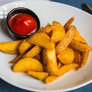 Картофель по-деревенски с кетчупом