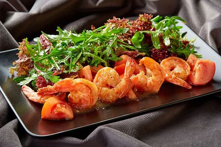 Салат с креветками и томатами