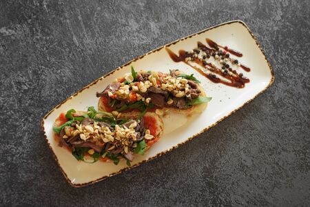 Брускетта с ростбифом и огуречным релишем