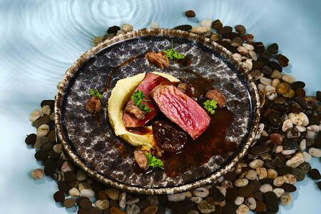 Телятина с картофелем с печёным луком в бальзамическом соусе