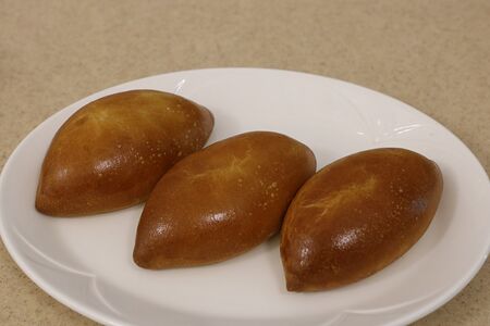 Пирожок с капустой и яйцом