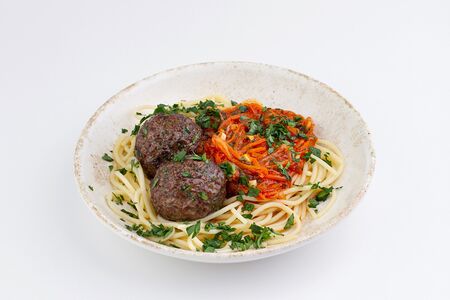 Фрикадельки из оленины со спагетти в томатном соусе