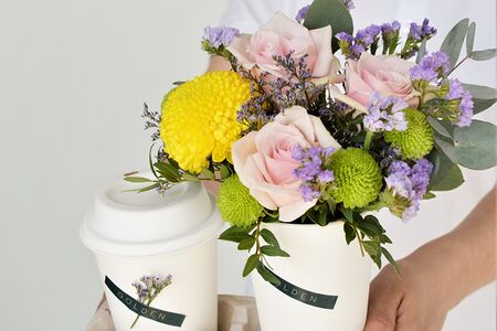 Букет в стаканчике и кофе