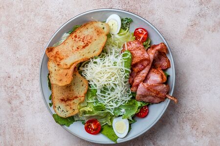 Цезарь с беконом из индейки