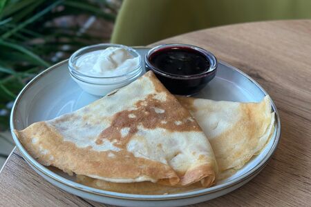 Блины со сметаной и джемом