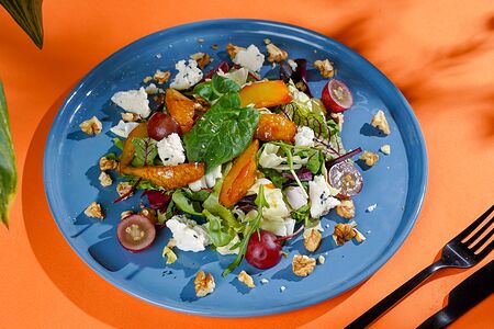 Салат с медовой грушей и рикоттой