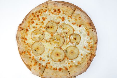 Пицца с грушей и горгонзолой