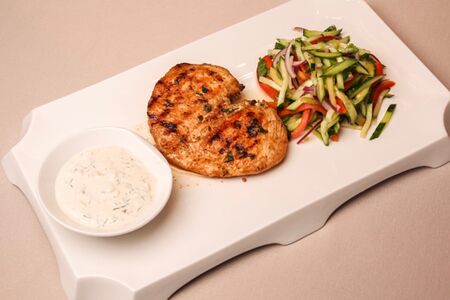 Куриная грудка с салатом Тигр