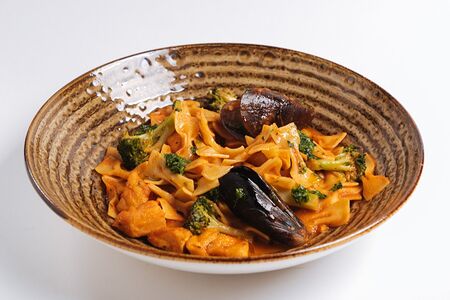 Фарфалле с лососем, морепродуктами, шпинатом и соусом песто