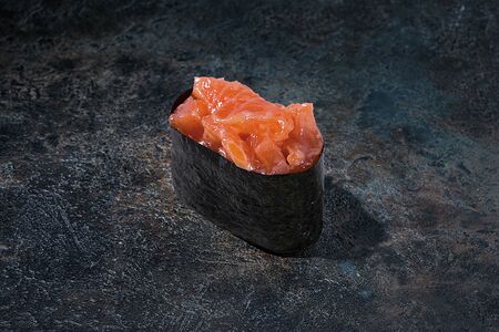 Острые суши с лососем