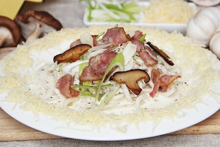 Удон с беконом в сливочно-сырном соусе