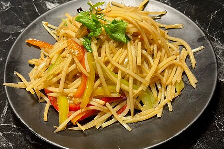 Картофель соломкой в кисло-остром соусе