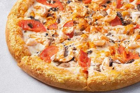 Пицца Том ям с креветками на толстом с сыром