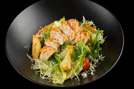 Салат Цезарь с обжаренной курочкой