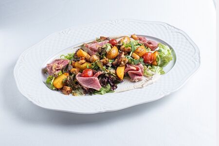 Листья салата с нежным ростбифом на трюфельном креме