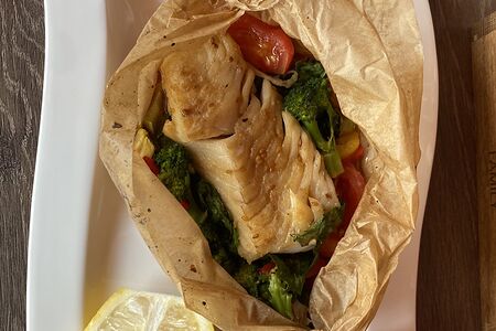 Дорадо с припущенными овощами