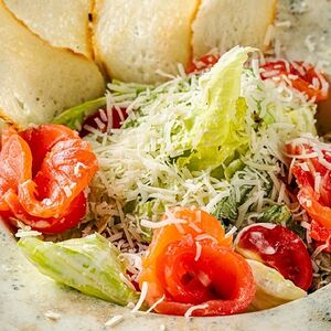 Цезарь со слабосоленой семгой