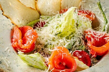 Цезарь со слабосоленой семгой