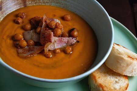 Тыквенный суп с хрустящим нутом и беконом