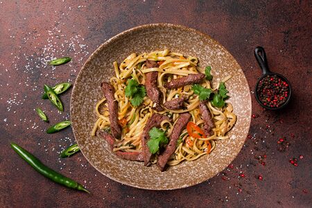 Удон с овощами и говядиной в устричном соусе