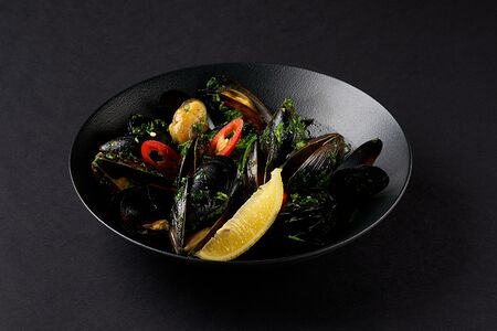 Черноморские мидии в соусе киндзмари