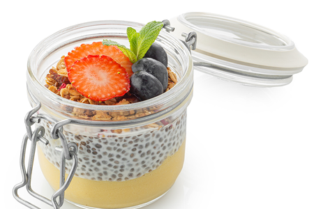 Чиа пудинг с гранолой и манго