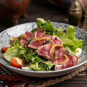 Салат с телячьим ростбифом