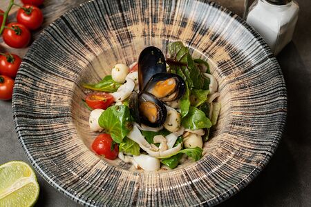 Салат с дарами моря