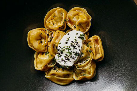 Сибирские пельмени со сметаной