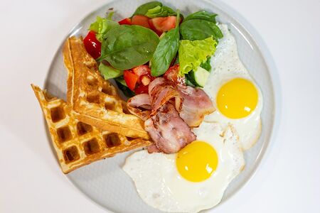 Глазунья с обжаренными ломтиками бекона и свежим салатом