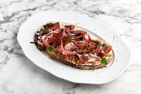 Кростини с грушевой мостардой и прошутто