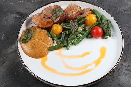 Свиная вырезка с фасолью и томатами