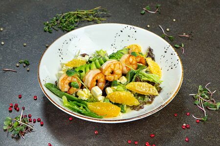 Салат с креветками, сыром фета и апельсином