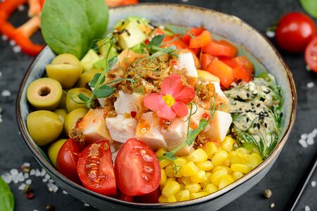 Боул с копченой курицей и луком фри