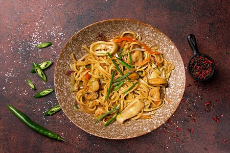 Удон с овощами и морепродуктами в соусе унаги