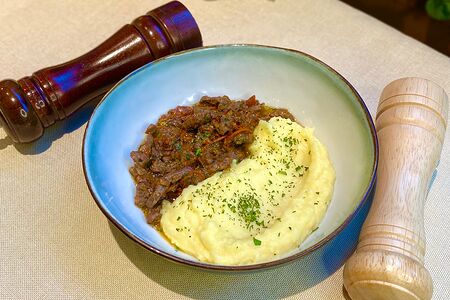 Гуляш с картофельным пюре