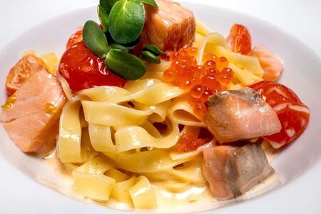 Тальятелле с копченым лососем и красной икрой