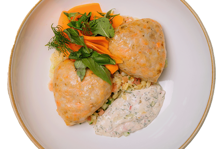 Рыбные котлеты с табуле и маринованной морковью