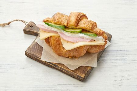 Круассан с ветчиной и сыром