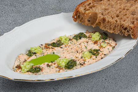 Рийет из лосося с кремом из трав